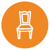 oranje cirkel met daarin witte houten stoelassets